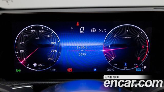 Mercedes-Benz GLB-Class 2025 — photo 8