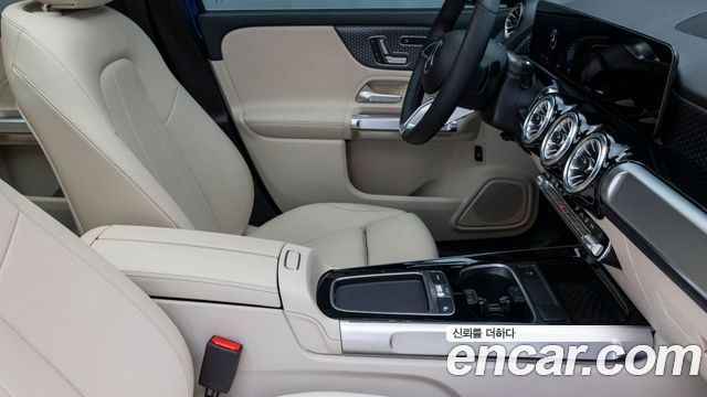 Mercedes-Benz GLB-Class 2025 — photo 9