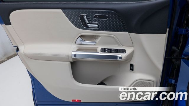 Mercedes-Benz GLB-Class 2025 — photo 15