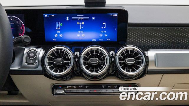 Mercedes-Benz GLB-Class 2025 — photo 16
