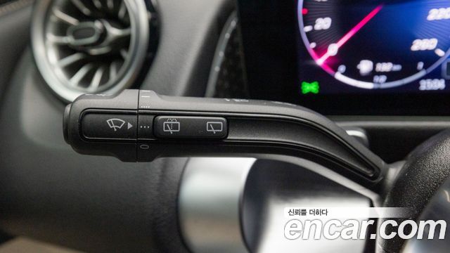 Mercedes-Benz GLB-Class 2025 — photo 18