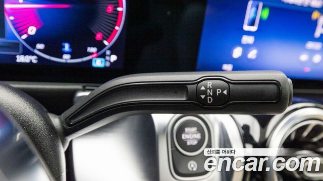 Mercedes-Benz GLB-Class 2025 — photo 19