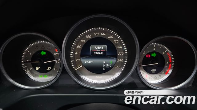 Mercedes-Benz E-Class 2016 — photo 11