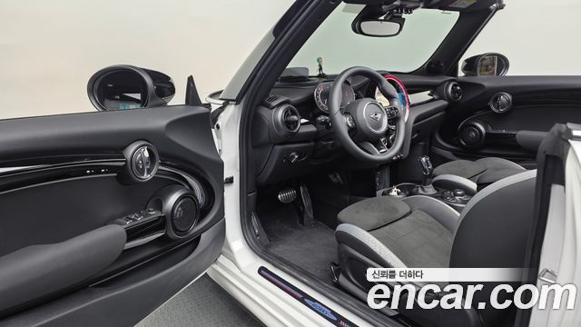 Mini Cooper Convertible 2024 — photo 13