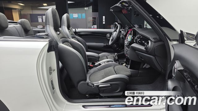 Mini Cooper Convertible 2024 — photo 17