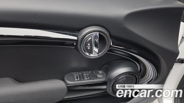Mini Cooper Convertible 2024 — photo 28