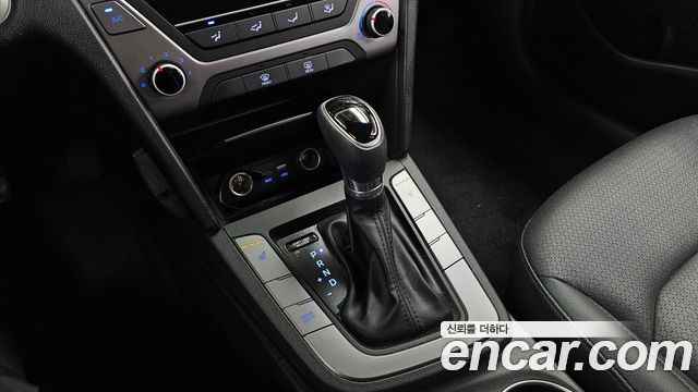 Hyundai AVANTE 2017 — photo 12