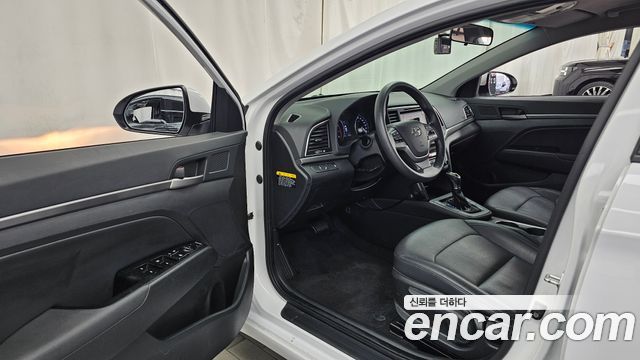 Hyundai AVANTE 2017 — photo 13