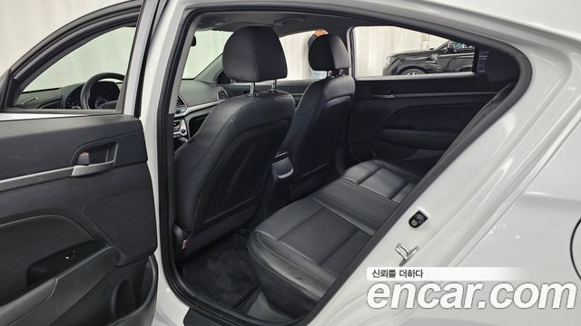 Hyundai AVANTE 2017 — photo 17
