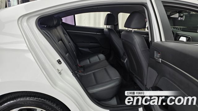 Hyundai AVANTE 2017 — photo 24