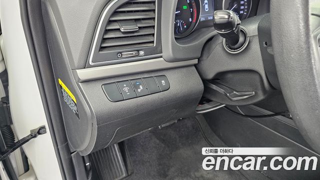 Hyundai AVANTE 2017 — photo 26
