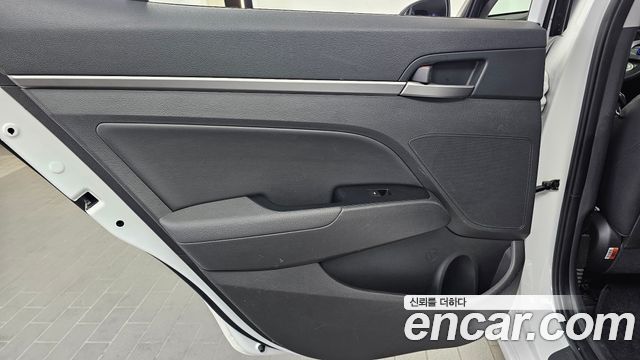 Hyundai AVANTE 2017 — photo 15