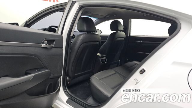 Hyundai AVANTE 2016 — photo 11