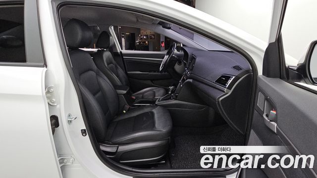 Hyundai AVANTE 2016 — photo 12