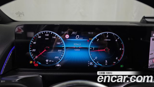 Mercedes-Benz GLB-Class 2023 — photo 11