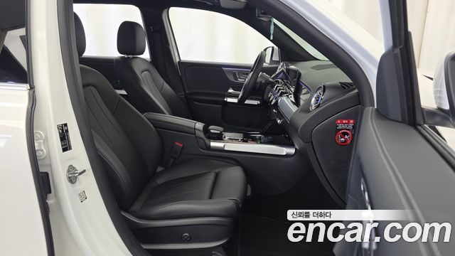 Mercedes-Benz GLB-Class 2023 — photo 17