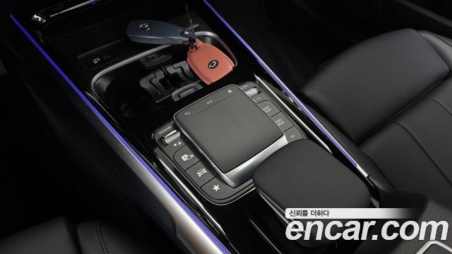 Mercedes-Benz GLB-Class 2023 — photo 24