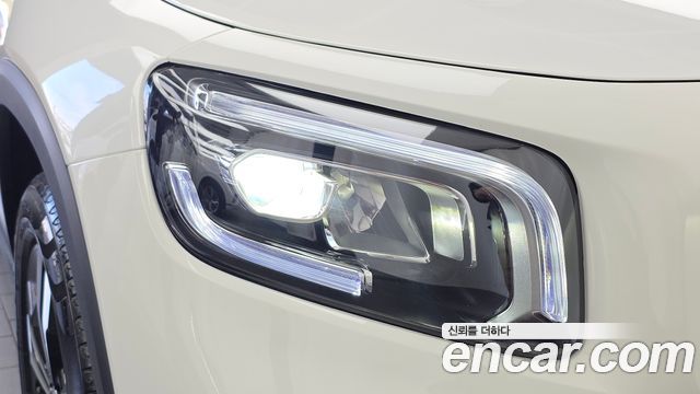 Mercedes-Benz GLB-Class 2023 — photo 8