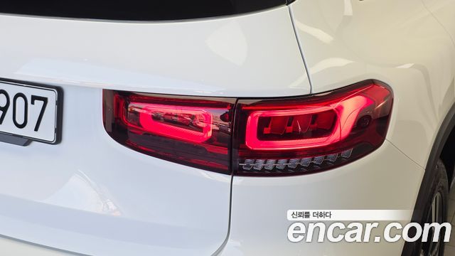 Mercedes-Benz GLB-Class 2023 — photo 9