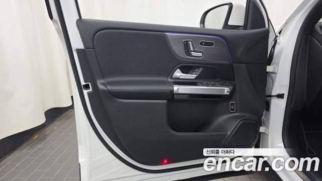 Mercedes-Benz GLB-Class 2023 — photo 14