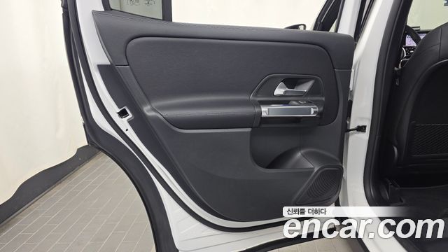 Mercedes-Benz GLB-Class 2023 — photo 15
