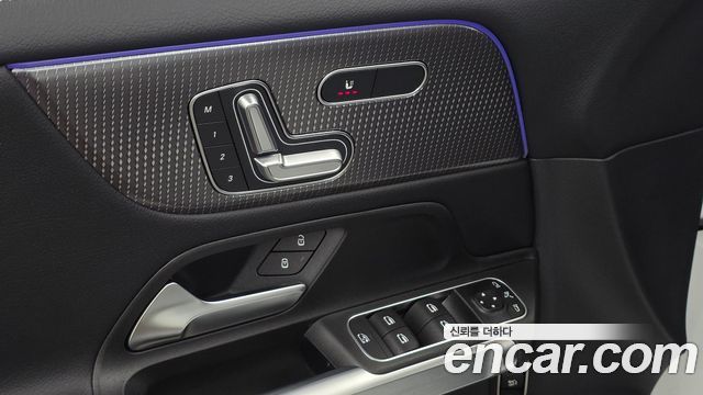 Mercedes-Benz GLB-Class 2023 — photo 30