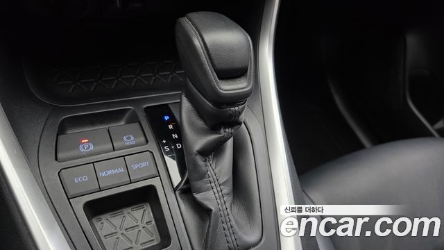 Toyota RAV4 2019 — photo 12