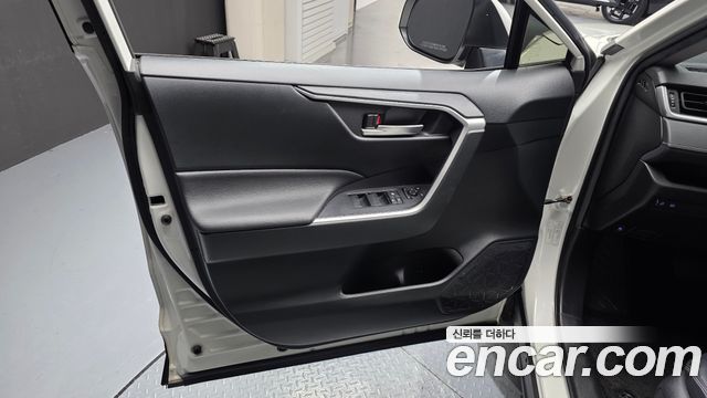 Toyota RAV4 2019 — photo 15
