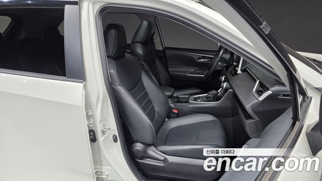 Toyota RAV4 2019 — photo 16