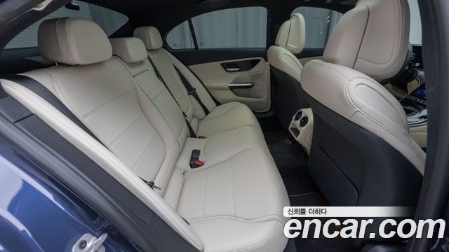Mercedes-Benz C-Class 2025 — photo 10