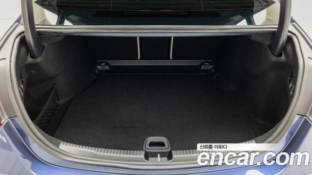 Mercedes-Benz C-Class 2025 — photo 11