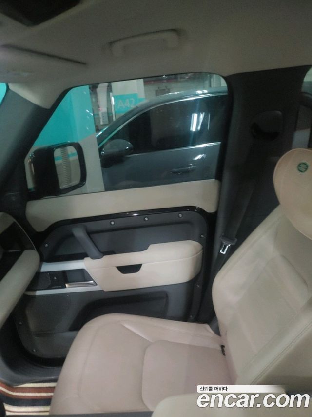 Land Rover Defender 2023 — photo 8