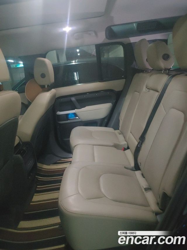 Land Rover Defender 2023 — photo 9