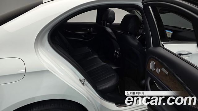 Mercedes-Benz E-Class 2020 — photo 18