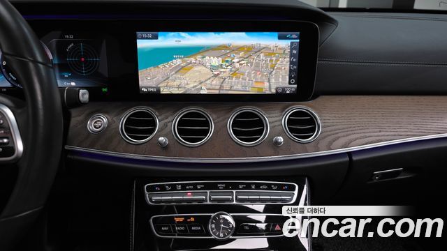 Mercedes-Benz E-Class 2020 — photo 20
