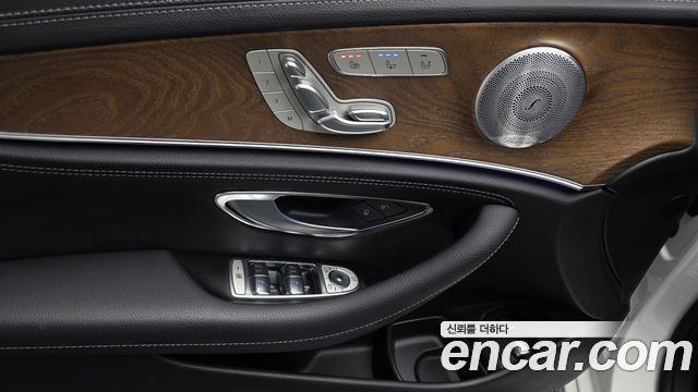 Mercedes-Benz E-Class 2020 — photo 24