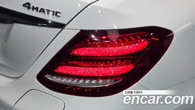 Mercedes-Benz E-Class 2020 — photo 9