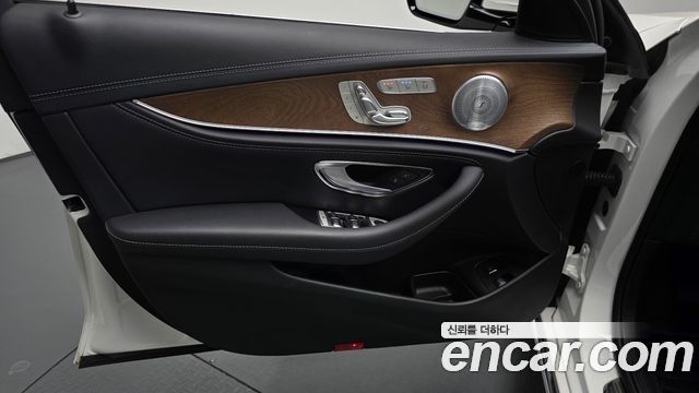 Mercedes-Benz E-Class 2020 — photo 14