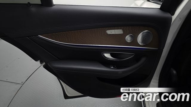 Mercedes-Benz E-Class 2020 — photo 15
