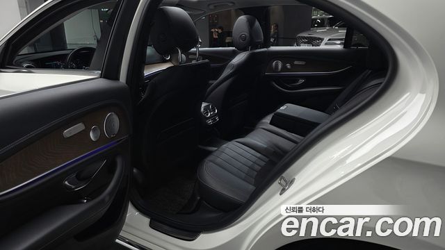 Mercedes-Benz E-Class 2020 — photo 16