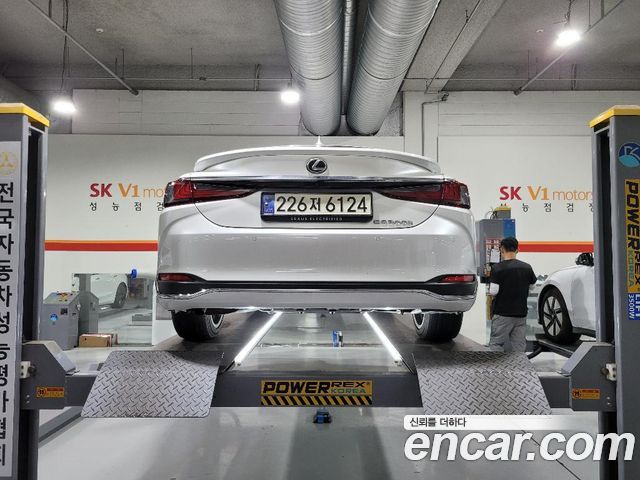Lexus ES 2025 — photo 2