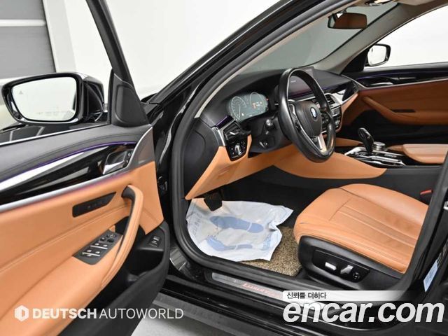 BMW 5-Series 2019 — photo 11