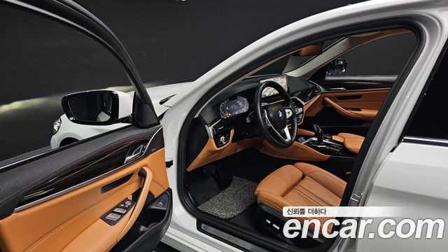 BMW 5-Series 2023 — photo 10