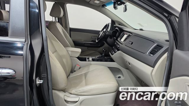 Kia Canival 2015 — photo 11