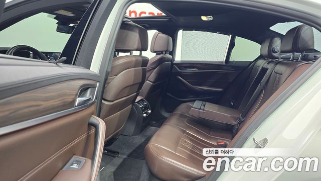 BMW 5-Series 2018 — photo 18