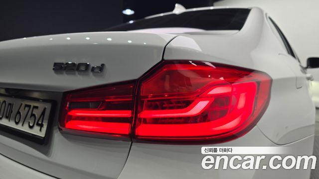 BMW 5-Series 2018 — photo 9