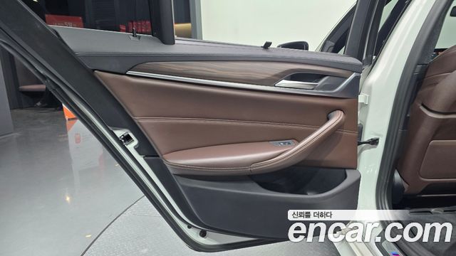 BMW 5-Series 2018 — photo 15