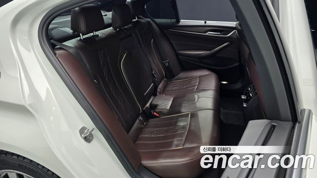 BMW 5-Series 2018 — photo 16