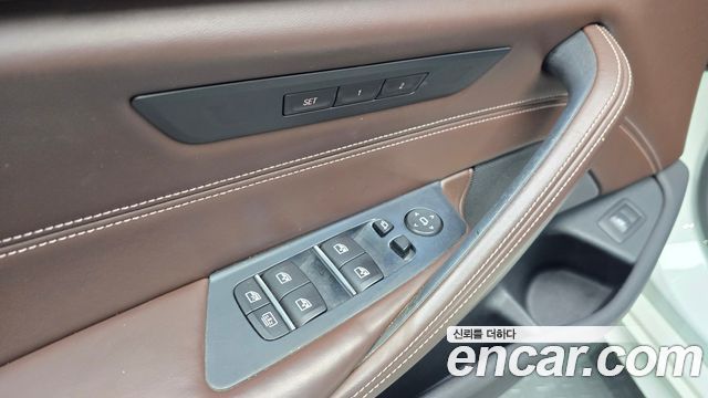 BMW 5-Series 2018 — photo 28