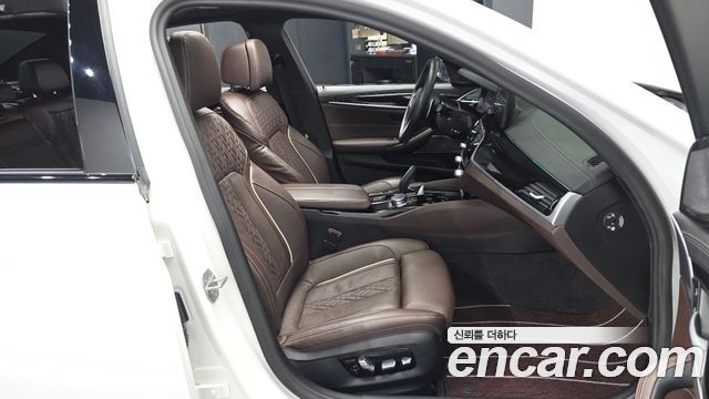 BMW 5-Series 2023 — photo 17